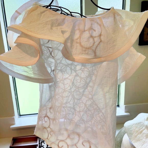 White top with beautiful flutter collar - Picture 2 of 4